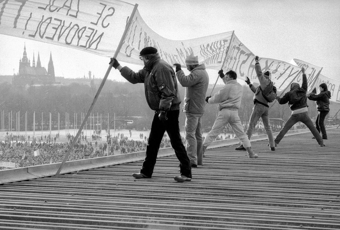Letná 25. listopadu 1989 ze střechy stadionu Sparta | © Jaroslav Kučera