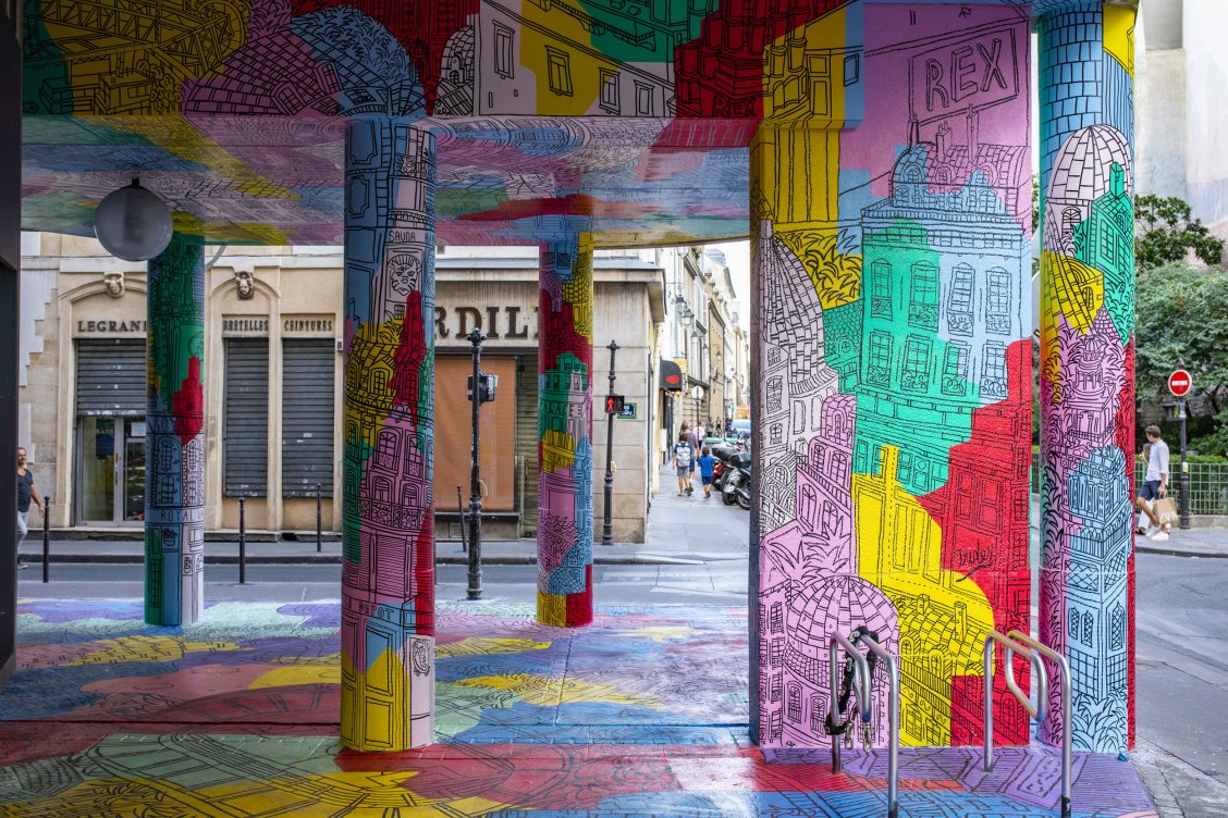 Umělecká interakce na Rue de Temple v Paříži vzdává hold ikonickým městským místům spojeným s komunitami LGBTQ+. Umělecká interakce na Rue de Temple v Paříži vzdává hold ikonickým městským místům spojeným s komunitami LGBTQ+.