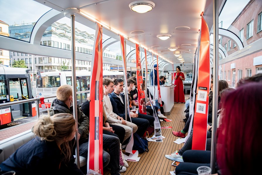 Nikoleta Slováková prezentovala svůj projekt Město na kolejích i během jízdy tramvají. | © FA ČVUT Nikoleta Slováková prezentovala svůj projekt Město na kolejích i během jízdy tramvají. | © FA ČVUT