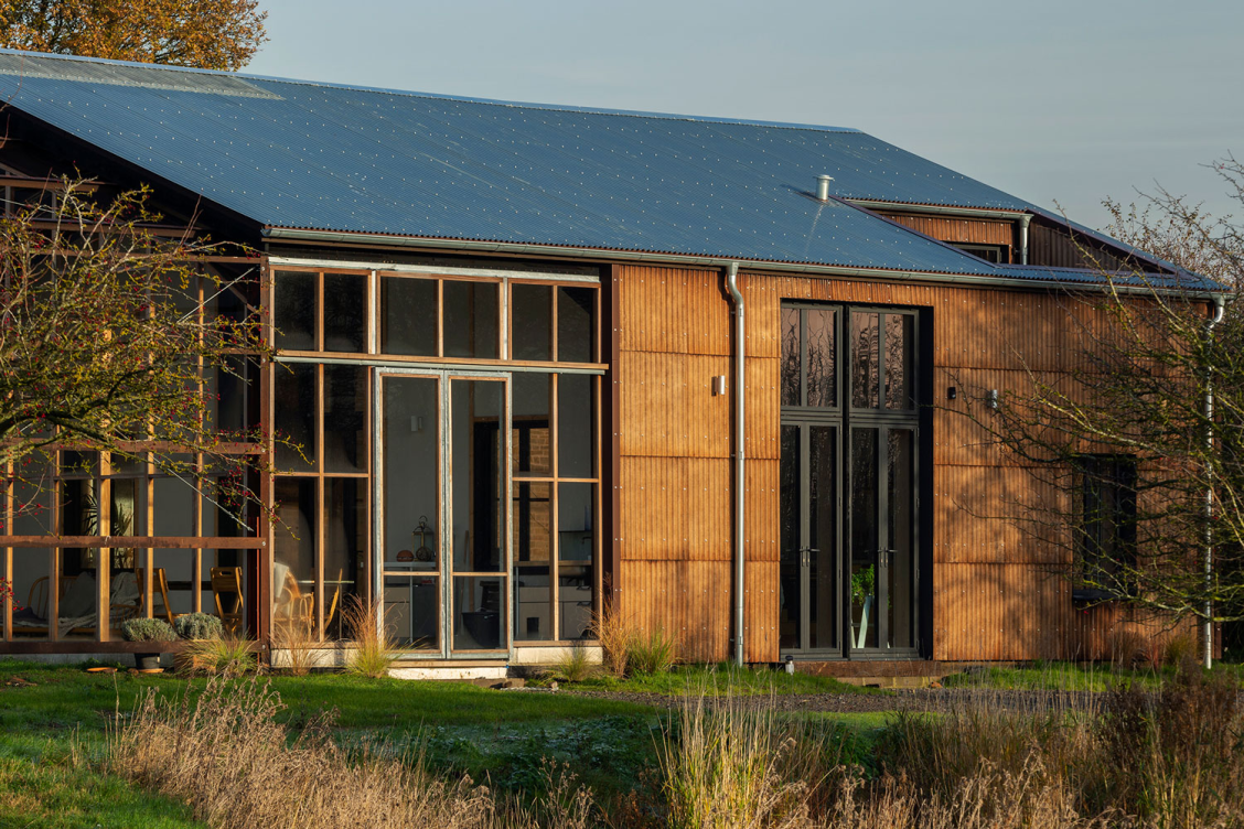 Dům Flat House je z velké části postaven z konopí. Majitel si ho vypěstoval na svém pozemku, sklizené rostliny pak ale čekala cesta po Anglii do zpracovatelských firem. | © Material Cultures Dům Flat House je z velké části postaven z konopí. Majitel si ho vypěstoval na svém pozemku, sklizené rostliny pak ale čekala cesta po Anglii do zpracovatelských firem. | © Material Cultures