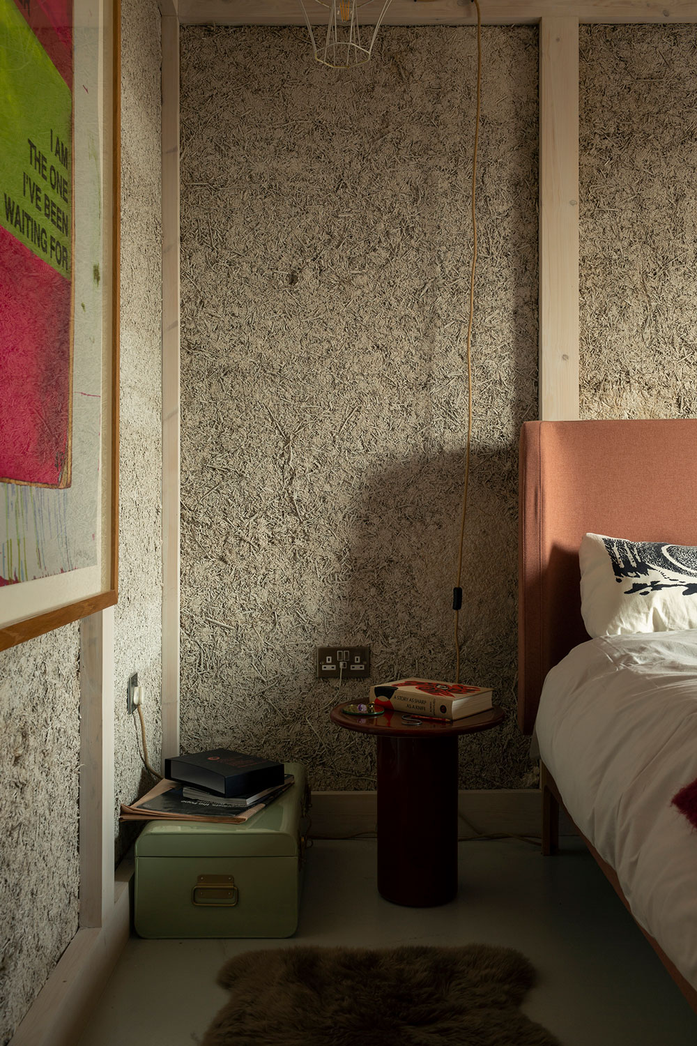 Uvnitř Flat house je viditelný další materiál vytvořený z konopí – izolační výplně. | © Material Cultures Uvnitř Flat house je viditelný další materiál vytvořený z konopí – izolační výplně. | © Material Cultures