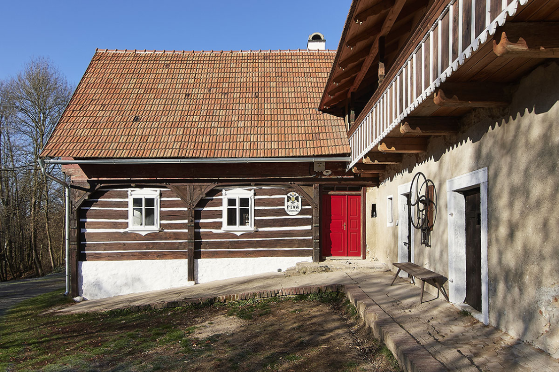 Tomáš Efler se často věnuje venkovským usedlostem. Beranův hostinec v Trávníčku se před opravou nacházel v takřka beznadějném havarijním stavu. | © Petr Pivoňka Tomáš Efler se často věnuje venkovským usedlostem. Beranův hostinec v Trávníčku se před opravou nacházel v takřka beznadějném havarijním stavu. | © Petr Pivoňka