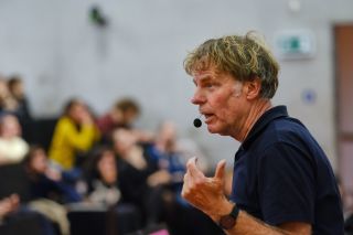 Winy Maas vede na Fakultě architektury ČVUT atelier hostujícího profesora. Zúčastnil se i pravidelného cyklu přednášek November Talks. 