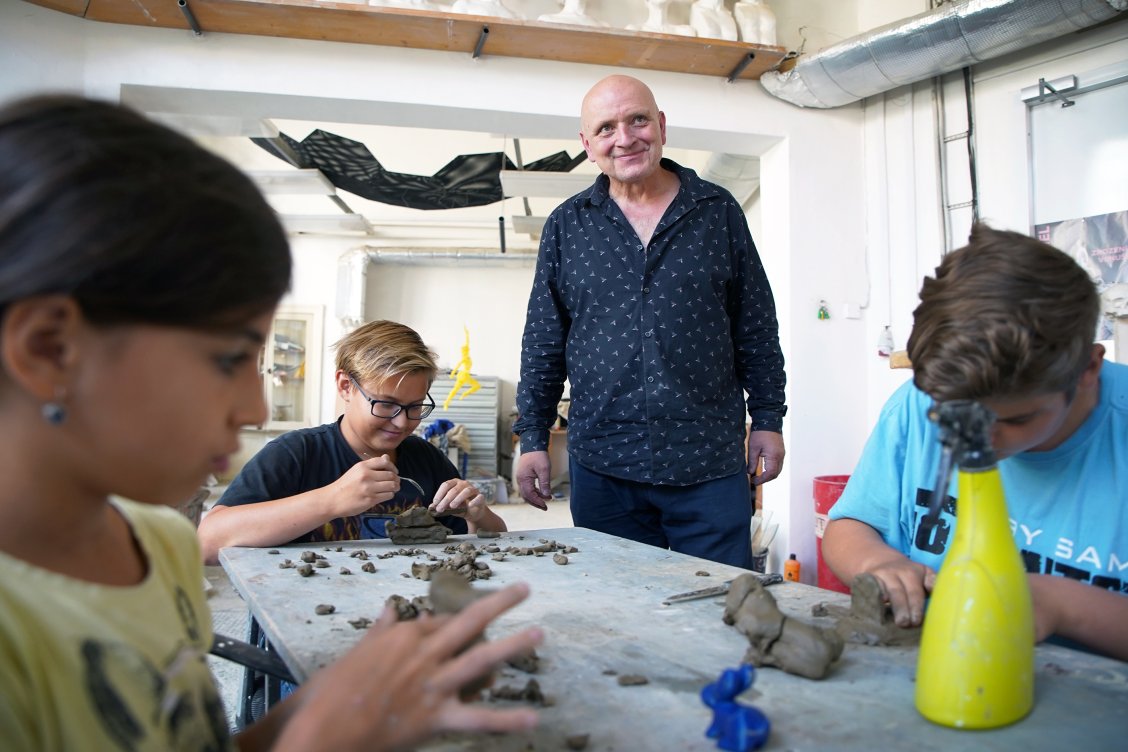 prof. Michal Gabriel jako mentor projektu uměleckého vzdělávání MenART | © Nadace Magdaleny Kožené
