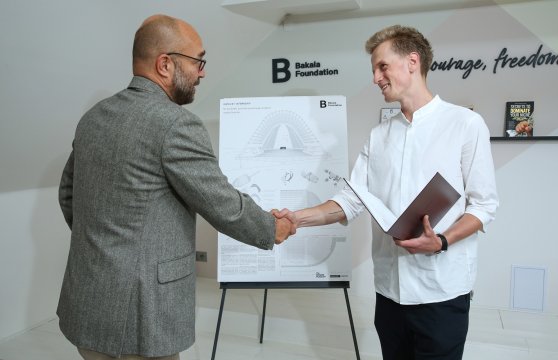 Vítěz soutěže Vojtěch Rudorfer přijímá gratulaci od ředitele nadace Bakala Foundation Václava Pechy