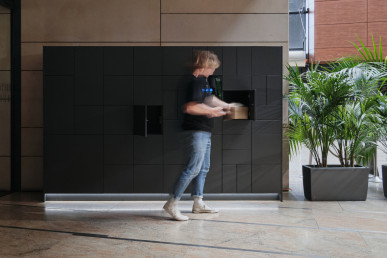 Výdejní boxy Blocks fungují v mnoha budovách v Česku i zahraničí. Bartoloměj Holubář vytvořil ze svého školní projektu úspěšný business.  | © Petr Žemla