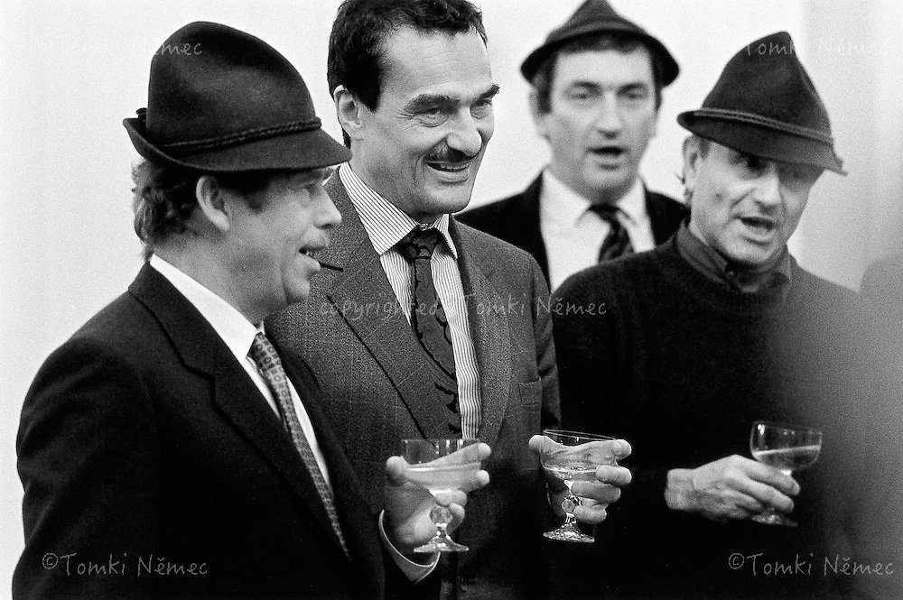 Narozeniny Karla Schwarzenberga (1991) | © Archiv Miroslava Masáka, Foto: Tomki Němec Narozeniny Karla Schwarzenberga (1991) | © Archiv Miroslava Masáka, Foto: Tomki Němec