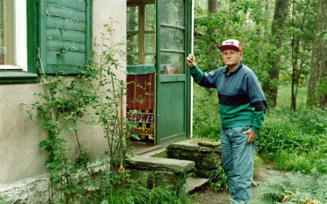 Hrabal na chatě trávil hodně času. Fotografie ale zachycují spíš než stavbu samotného spisovatele. Tým proto musel podobu domu složitě skládat. | © Polabské muzeum Hrabal na chatě trávil hodně času. Fotografie ale zachycují spíš než stavbu samotného spisovatele. Tým proto musel podobu domu složitě skládat. | © Polabské muzeum