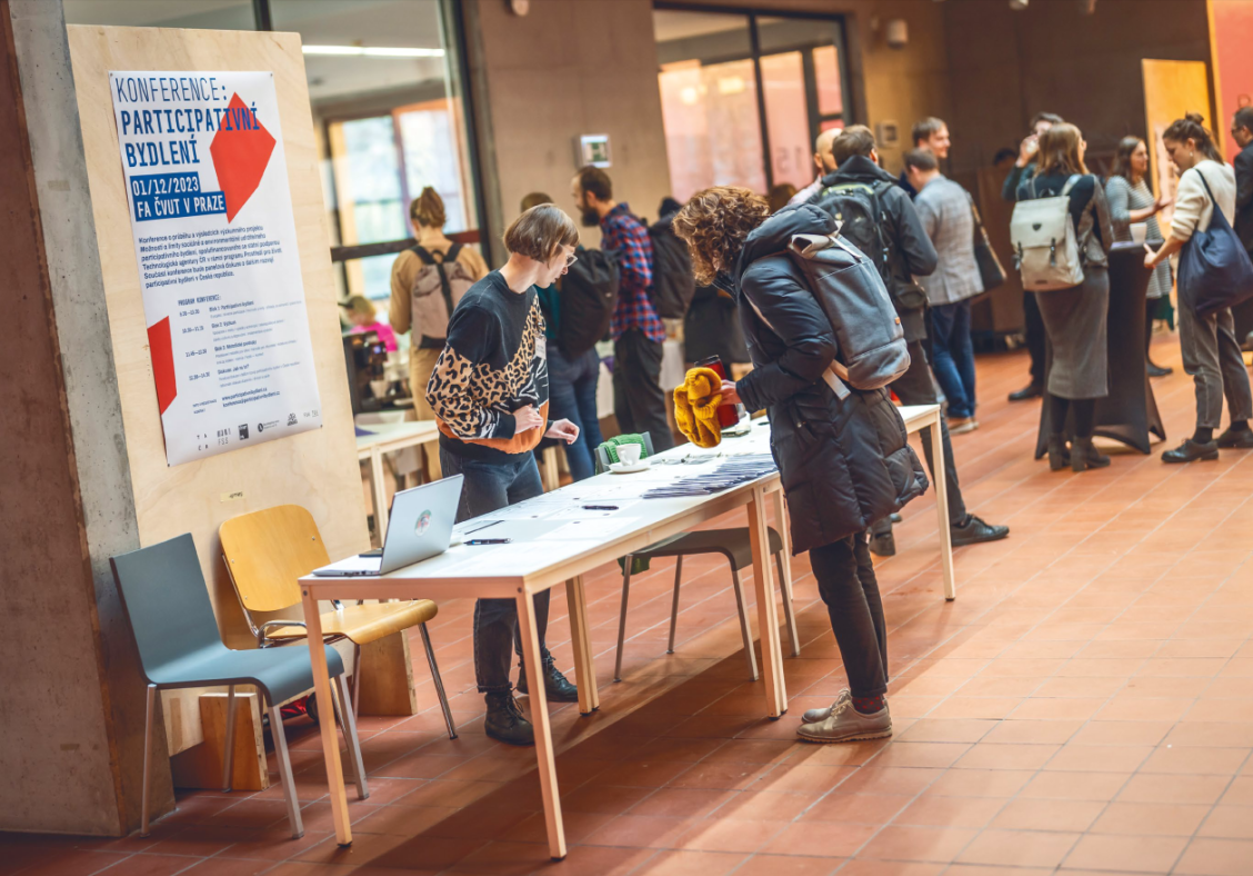 Součástí společného projektu Fakulty sociálních studií MUNI, Sociologického ústavu AV ČR, spolku Arnika, Fakulty architektury ČVUT a Fakulty umění a architektury TUL byla i závěrečná konference na FA ČVUT. Zdroj: www.participativnibydleni.cz | © Jiří Ryszawy Součástí společného projektu Fakulty sociálních studií MUNI, Sociologického ústavu AV ČR, spolku Arnika, Fakulty architektury ČVUT a Fakulty umění a architektury TUL byla i závěrečná konference na FA ČVUT. Zdroj: www.participativnibydleni.cz | © Jiří Ryszawy
