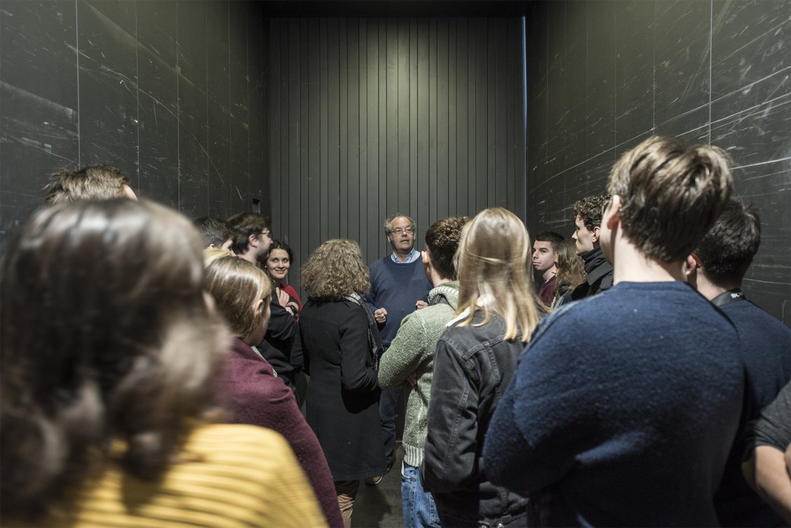 Součástí exkurze byla i návštěva ikonické budovy od Petera Zumthora – Kunsthaus Bregenz. Stavbou studenty ateliéru provázel hlavní kurátor muzea Dr. Rudolf Sagmeister. Foto Martin Čeněk.