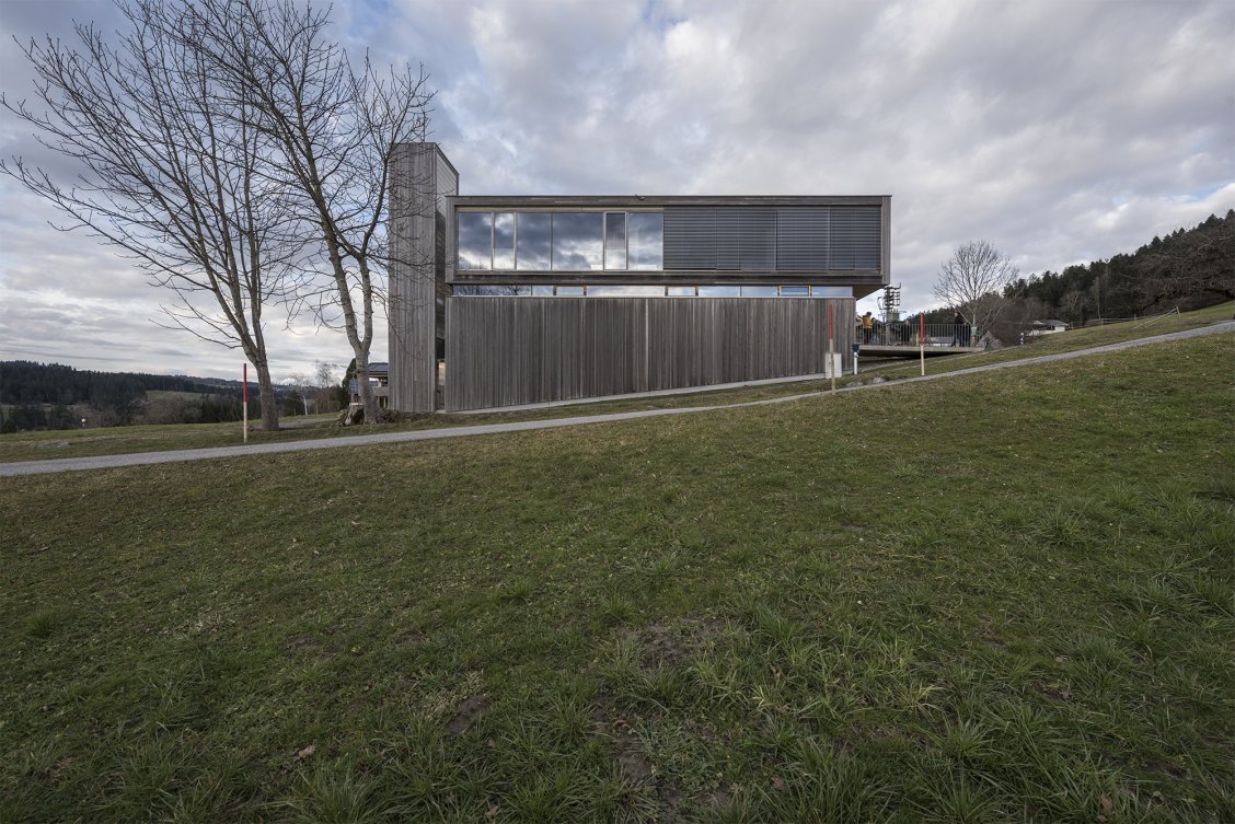 Hasičská stanice v Thalu, od Dietrich Untertrifaller Architekten. Foto Martin Čeněk.