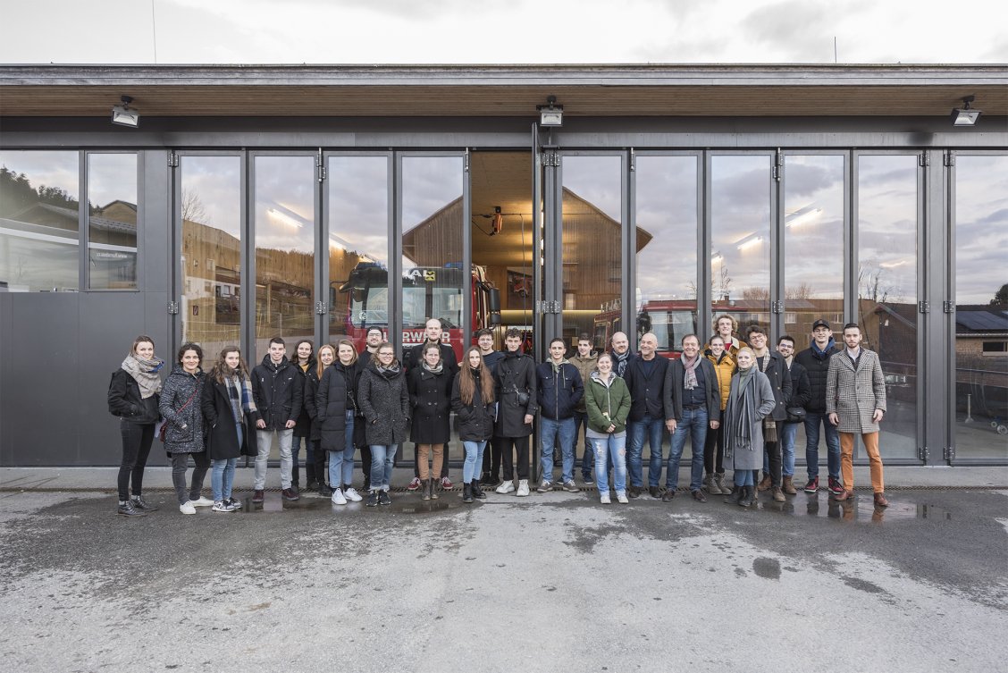 Z exkurze ateliéru Hlaváček-Čeněk po hasičských stanicích Rakouska a Lichtenštejnska. Společné foto ateliéru s architekty Hugo Dworzakem a Helmutem Dietrichem z Dietrich Untertrifaller Architekten. Foto Martin Čeněk.