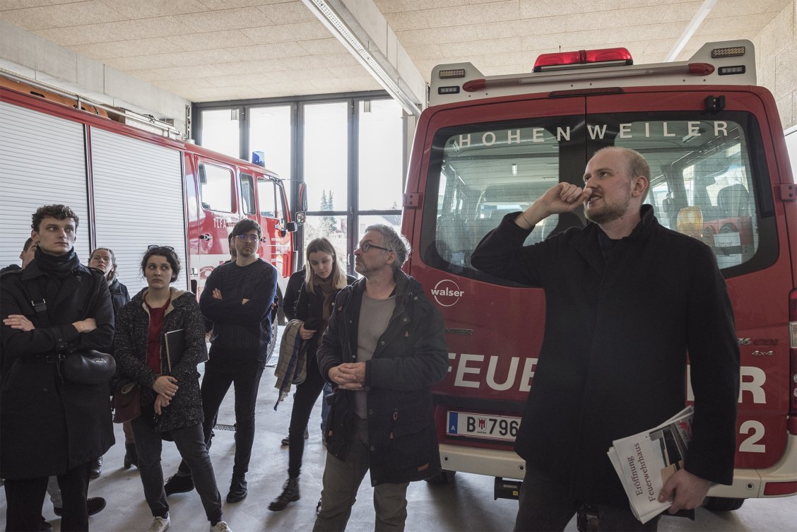  Hasičskou stanicí v Hohenweileru provázel autor stavby Andreas Litschauer a diplomant ateliéru Lukáš Rehberger. Foto Martin Čeněk.